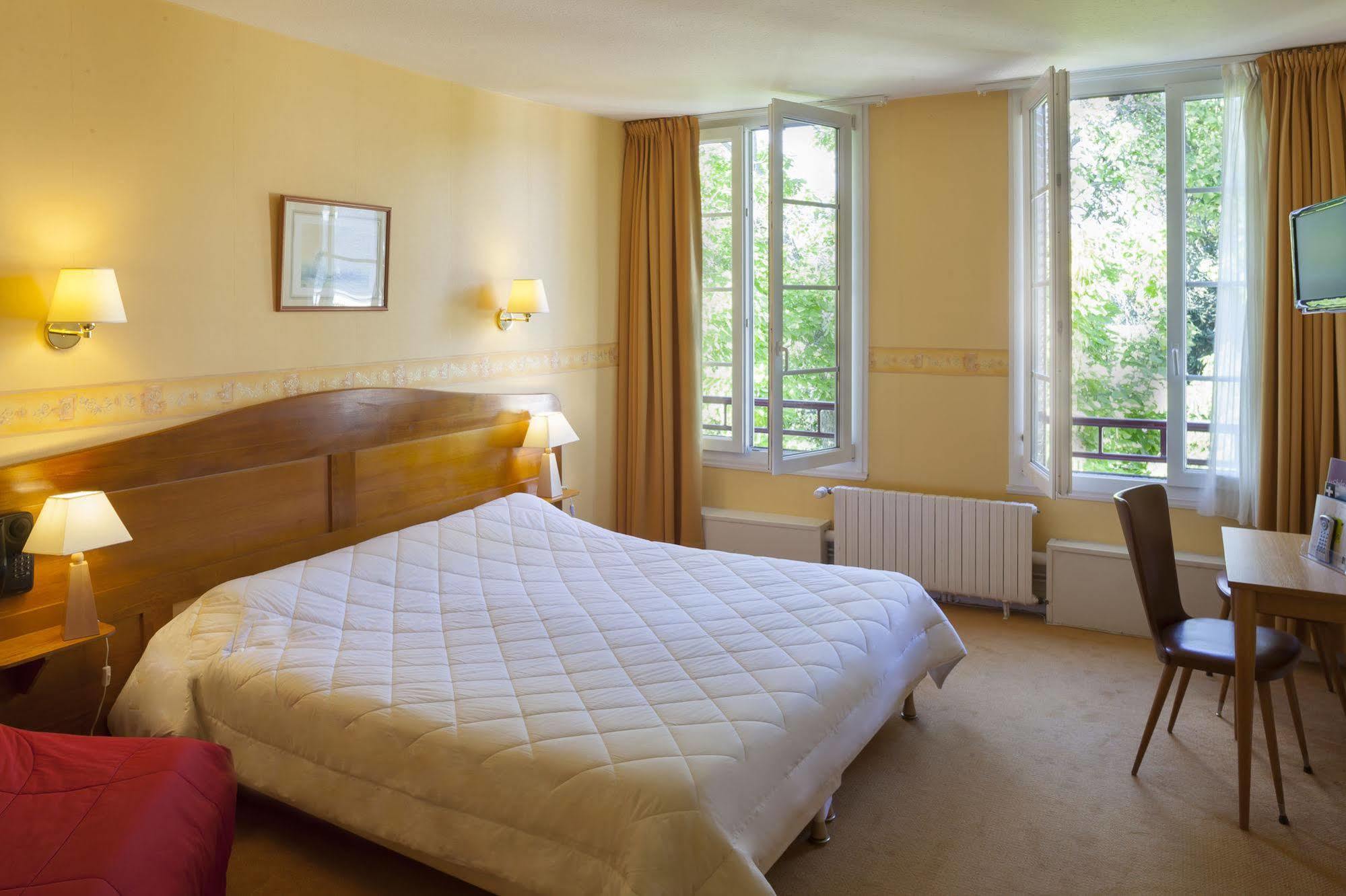Le Chalet De La Foret Hotel 3 Etoiles Et Restaurant Vierzon Kültér fotó